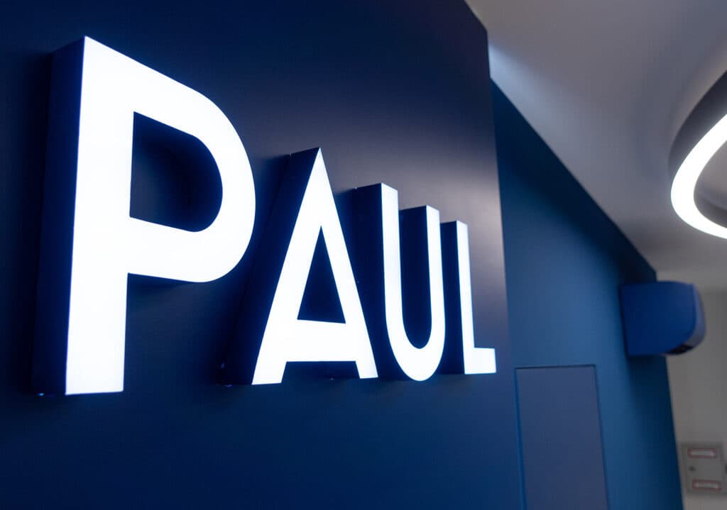 PAUL Logo in der Zentrale in Mannheim.