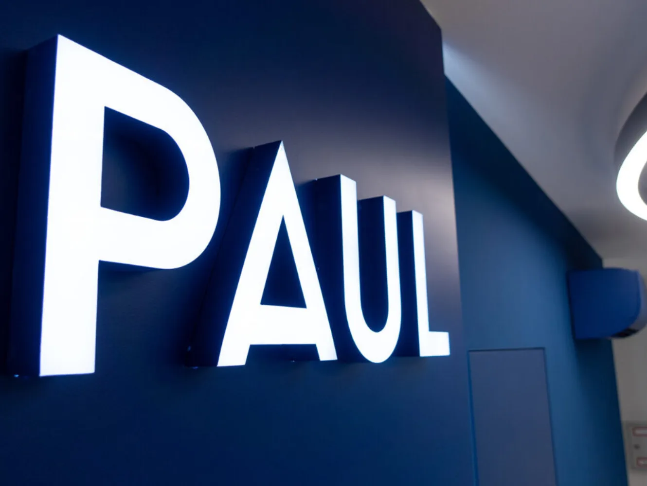 PAUL Logo in der Zentrale in Mannheim.