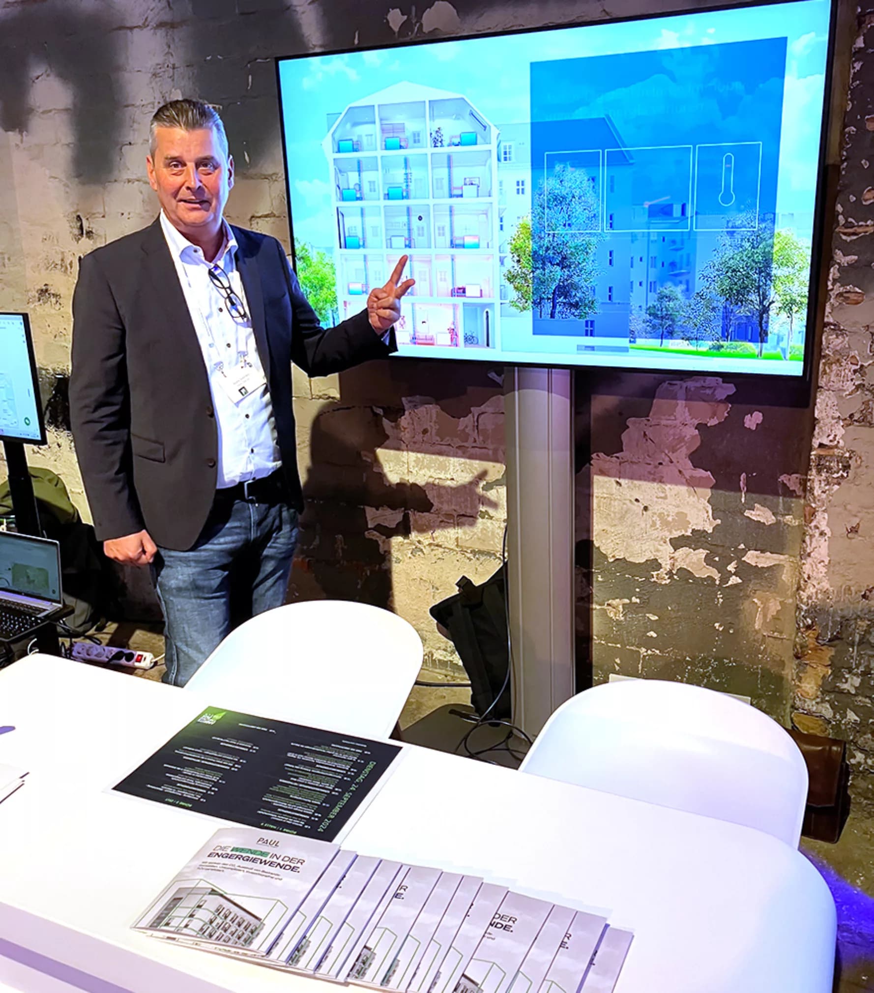 Andre Gohmann vor Monitor auf der VNW Tagung in Lübeck