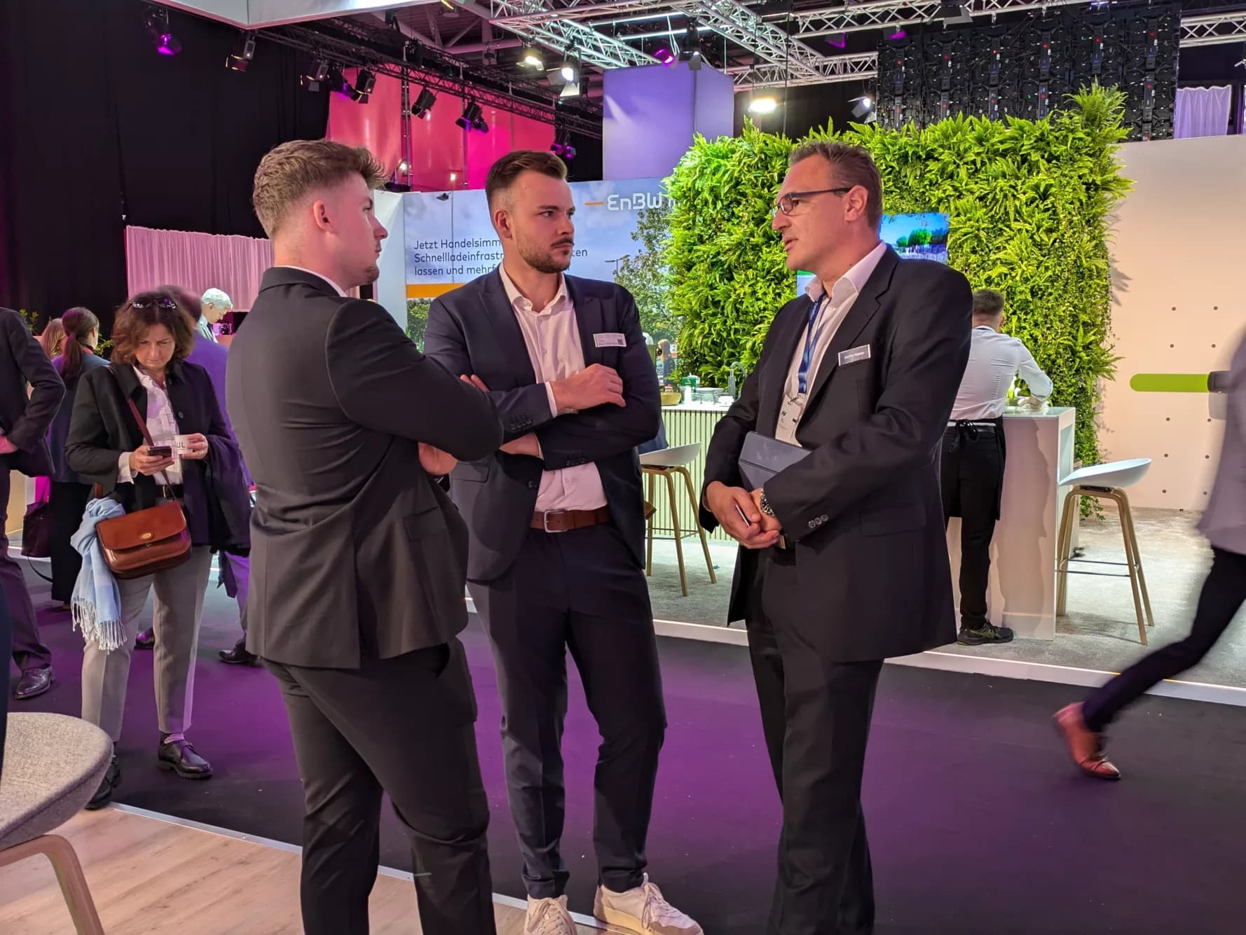 Gespräch Steffen Kahle mit zwei weiteren Personen auf der EXPO Real