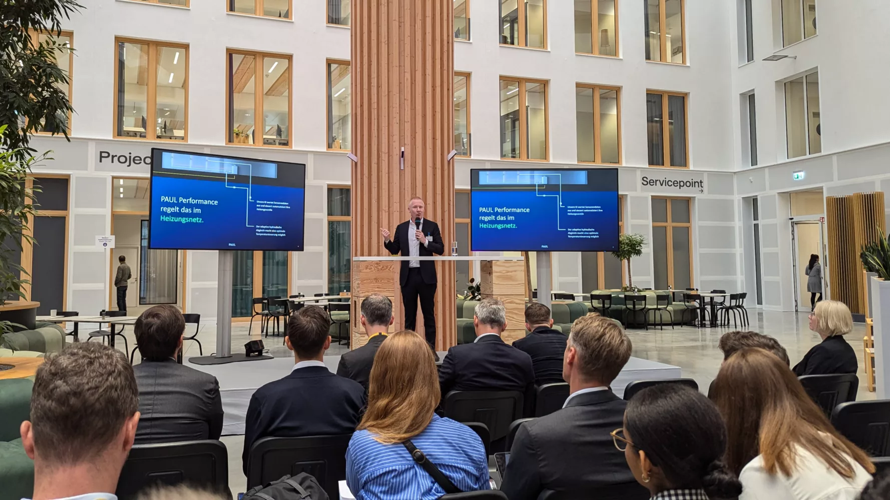 Mathias Neumann von der PAUL Tech hält einen Vortrag bei der ESG Konferenz