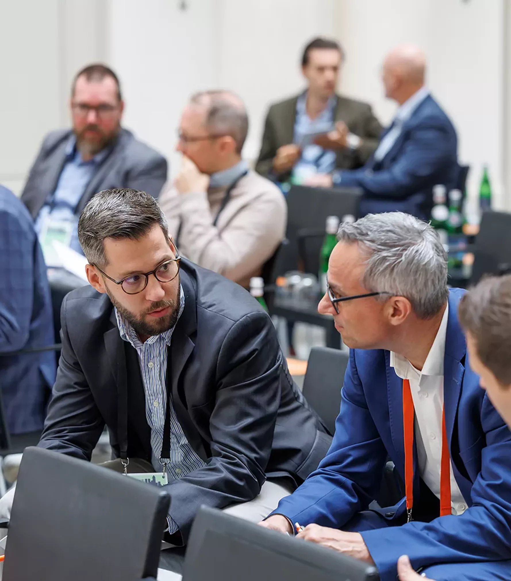PAUL Mitarbeiter sitzend in einem Konferenzraum