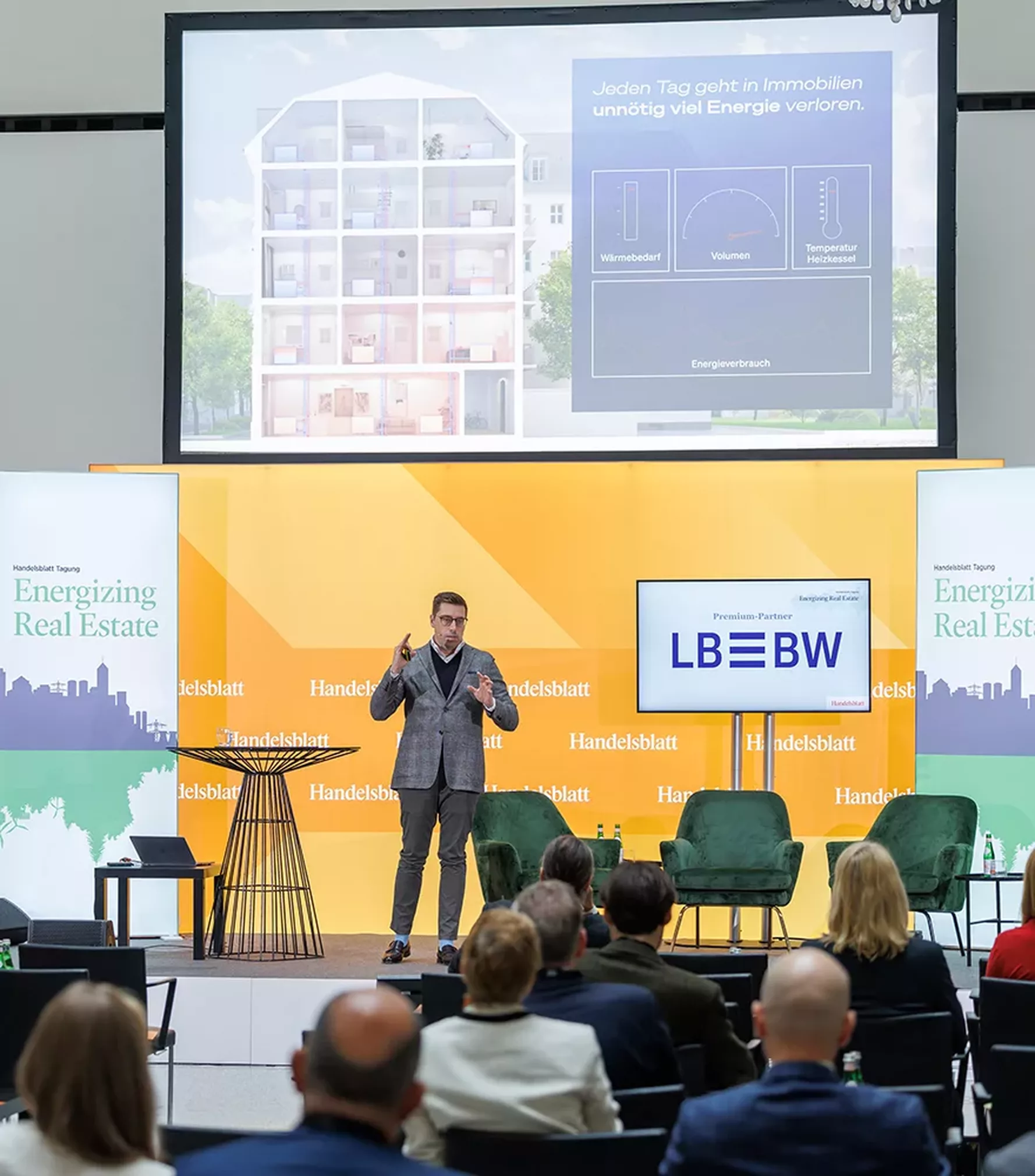 "KI macht Bestandsgebäude grün", so lautete der Gastbeitrag von Sascha Müller auf der Handelsblatt Tagung "Energizing Real Estate", welcher er auf der Bühne hielt