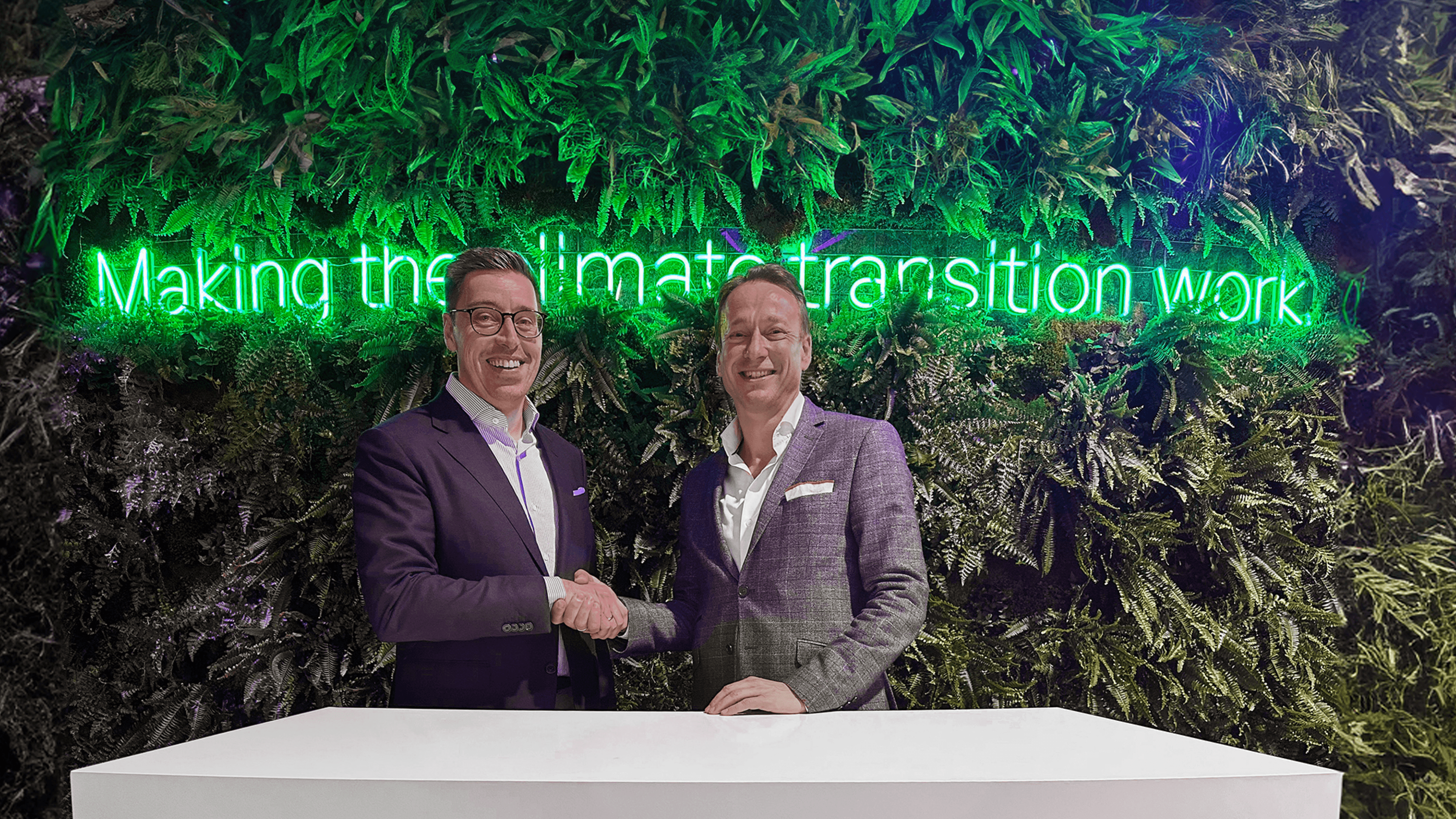 Vorstandsvorsitzender Sascha Müller links Hände schüttelnd mit CEO Martin Hofmann der ZAR Real Estate auf der EXPO Real Messe in München