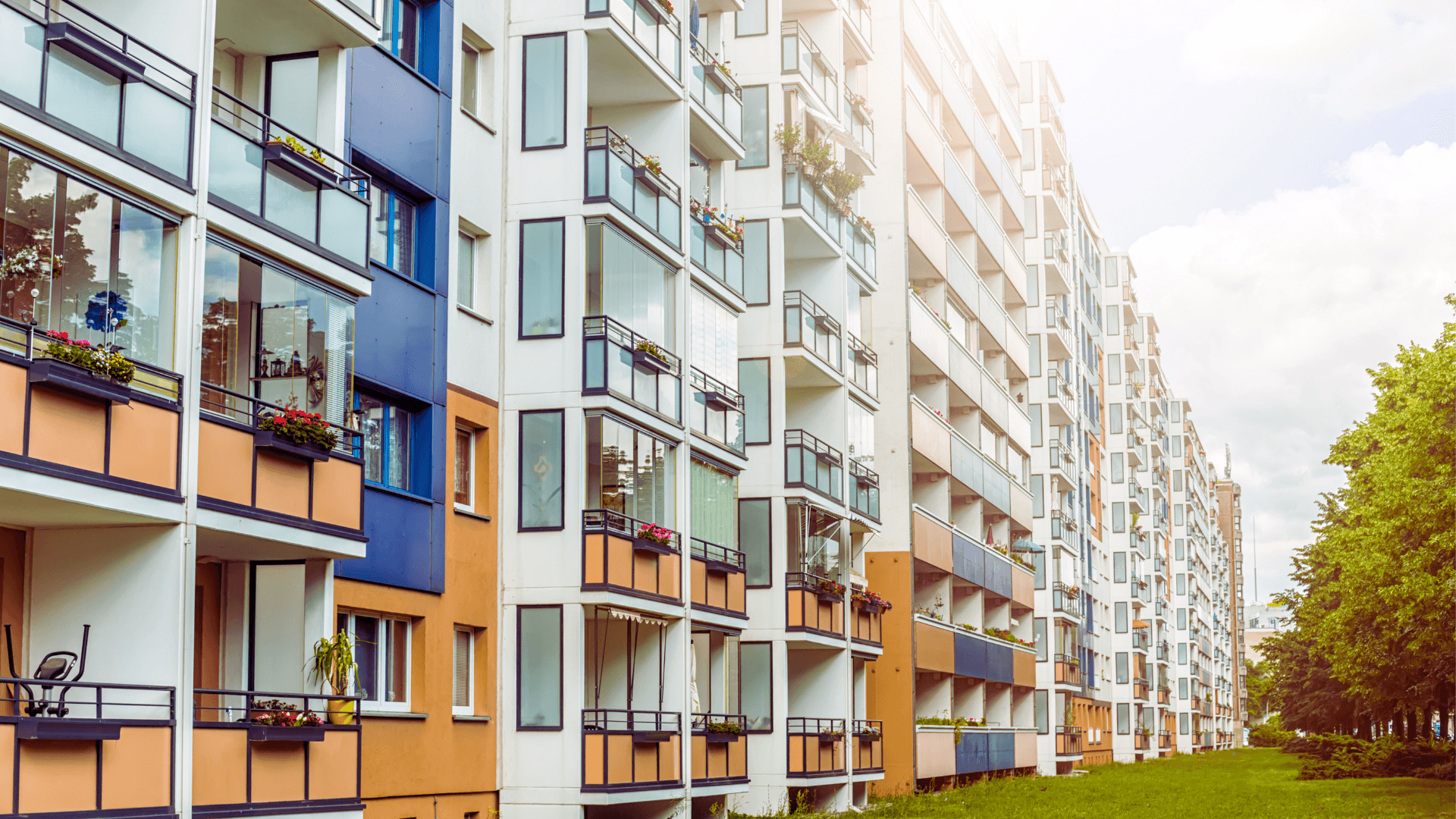 Die energetische Sanierung von Gebäuden ist teuer, langwierig – und oft ineffizient. Angesichts ambitionierter Klimaziele und begrenzter Finanzmittel fordert die Wohnungswirtschaft jetzt einen radikalen Kurswechsel: Weg von aufwendiger Fassadendämmung, hin zu intelligenter, technologiegestützter CO₂-Reduktion im Heizungskeller. Das ist der klare Appell von Axel Gedaschko, Präsident des GdW, und Dr. Thomas Hain, Geschäftsführer der Nassauischen Heimstätte | Wohnstadt, im Interview zum bevorstehenden Fachkongress der „Initiative Wohnen.2050“ (IW.2050).